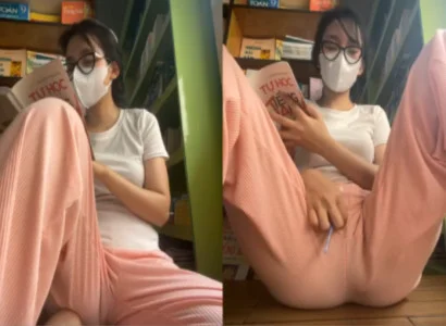 Bé vừa đọc sách vừa nhét sextoy vào lồn và đọc tiếp