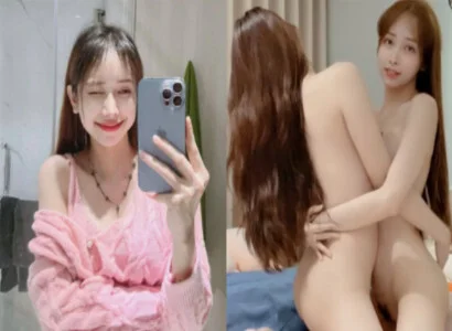 Lâm Thái Vy và cô bạn thân móc bím với nhau trên phát trực tiếp