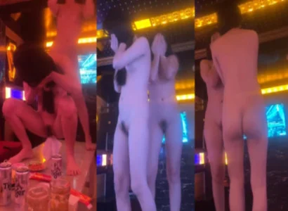 Cô bạn thể hiện điệu múa thoát y cực kỳ dâm loạn tại quán hát